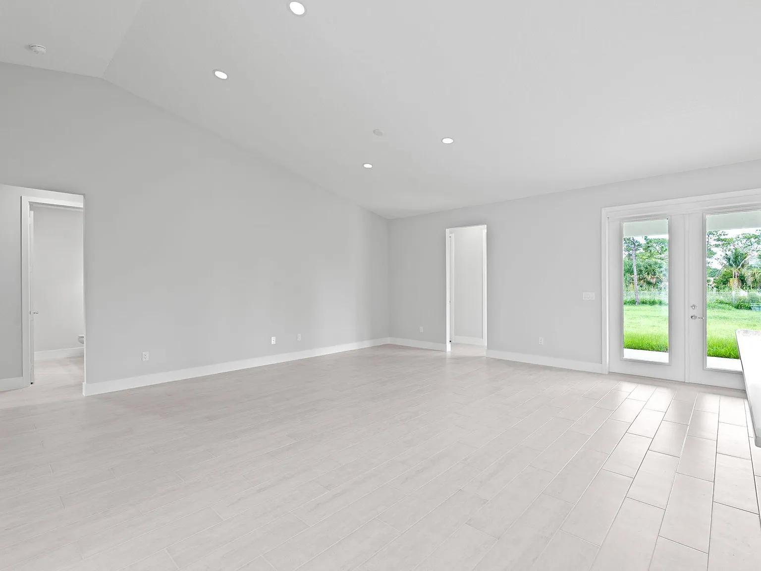 4 bed, 3.0 bath, 2418 sqft, $5,500 — Photo 4