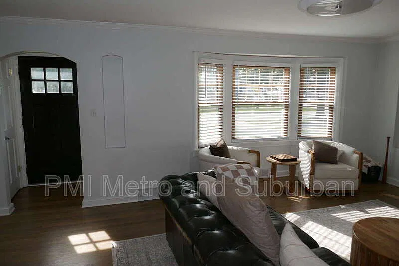 4 bed, 2.0 bath, 2400 sqft, $3,550 — Photo 4