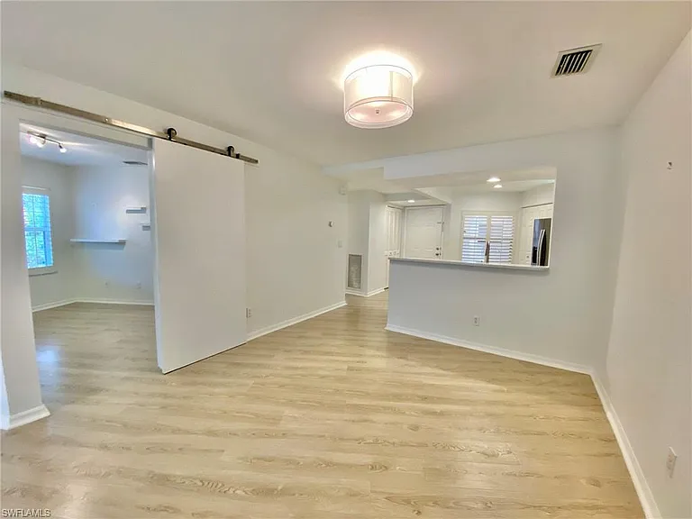 1096 Woodshire Ln #C212 — Photo 2