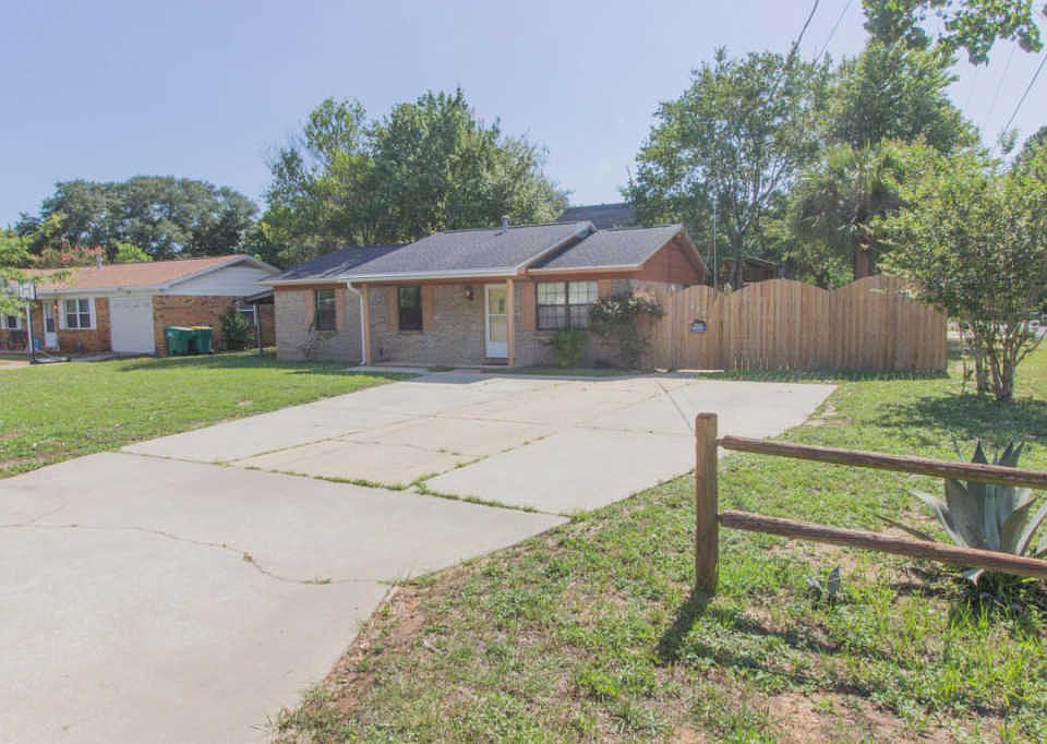 1st image of 220 Evergreen Dr