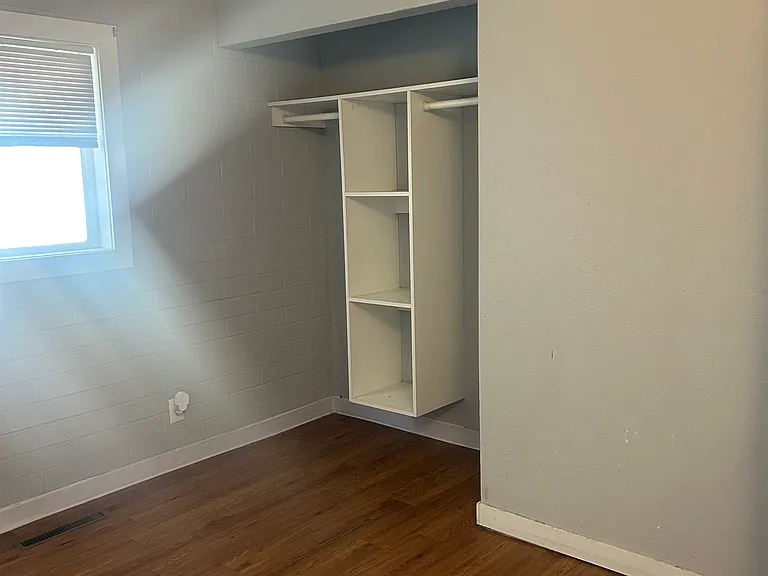 909 Victoria Ave #1 — Photo 2
