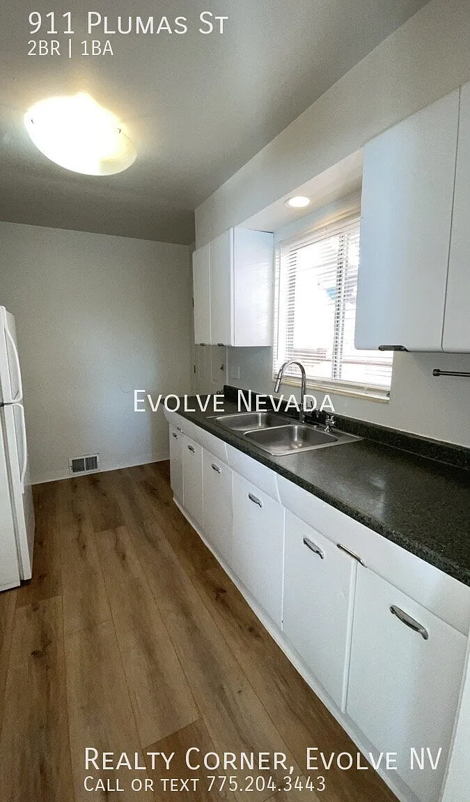 Quaint 2 Bed, 1 Bath Duplex Near Midtown — Photo 3