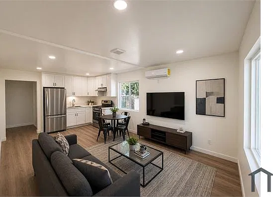 2 bed, 650 sqft, $2,350 — Photo 2