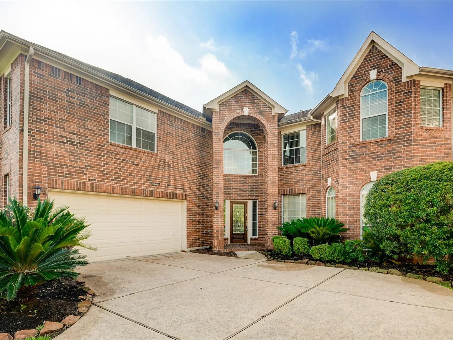 4 bed, 3.5 bath, 3937 sqft, $2,900 — Photo 1