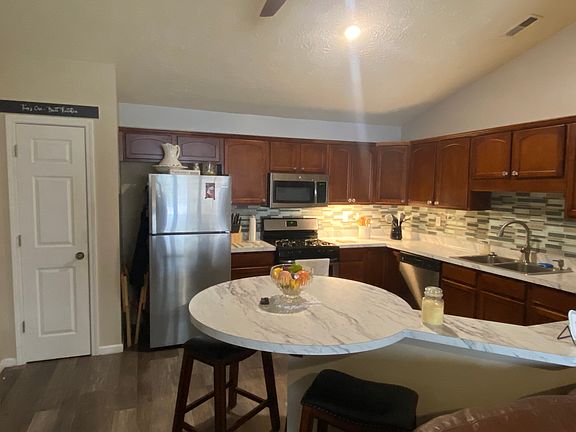 4th image of 4025 Gray Pond Ct