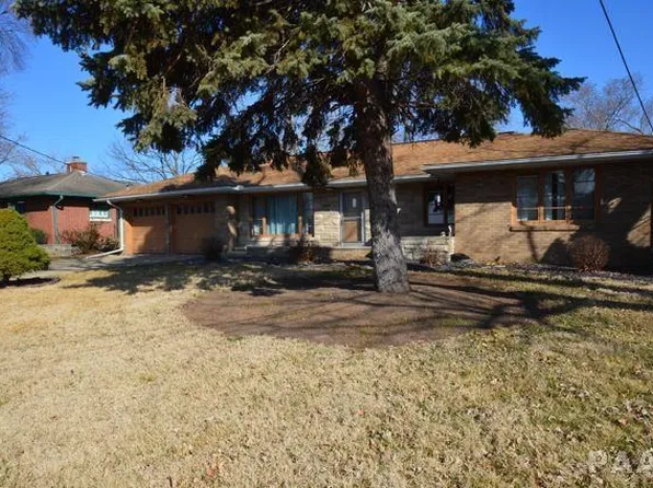 985 Edgewater Dr, North Pekin, IL 61554