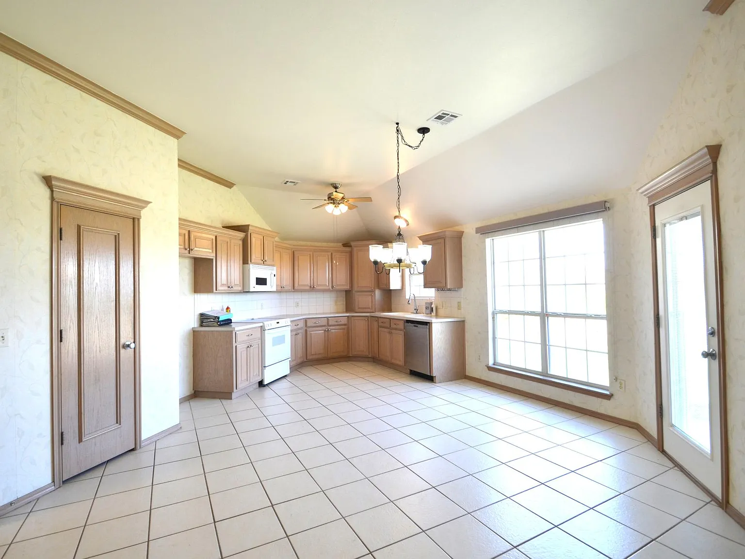 3 bed, 1801 sqft, $1,800 — Photo 4
