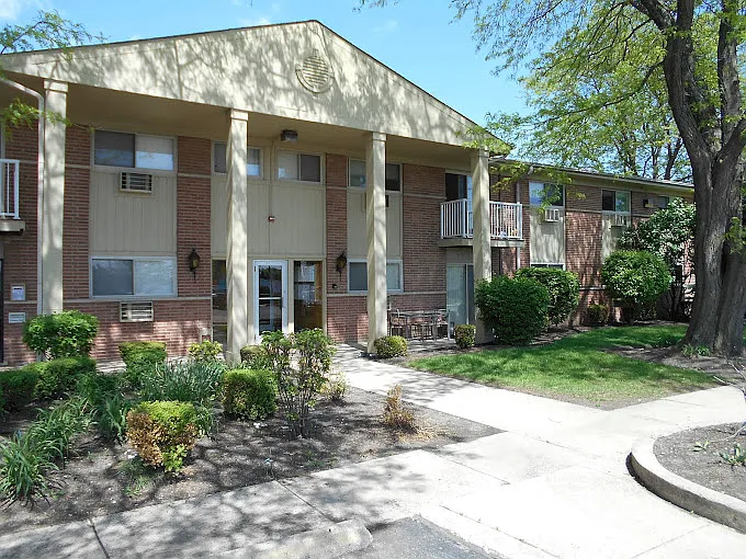 Pebblewood Court Apartments — Photo 1