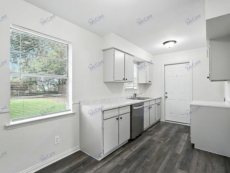 4425 Central Ln — Photo 7