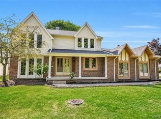 2 Greencastle Ln, Williamsville, NY 14221