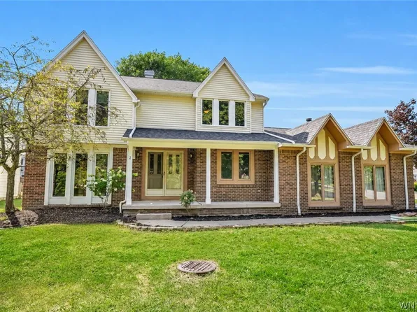 2 Greencastle Ln, Williamsville, NY 14221