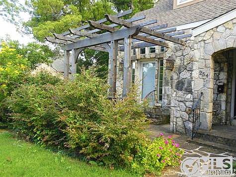 3rd image of 254 Wildrose Ave