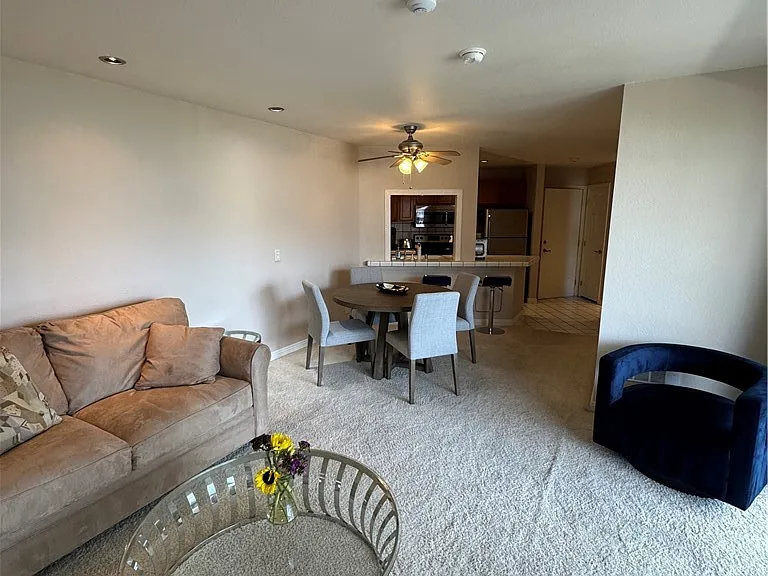 650 The Vlg #210 — Photo 16