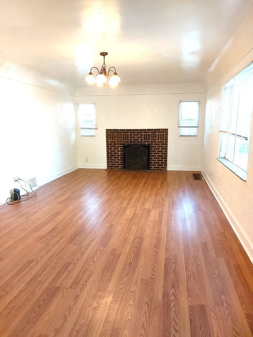 (1915 11th Ave) — Photo 2