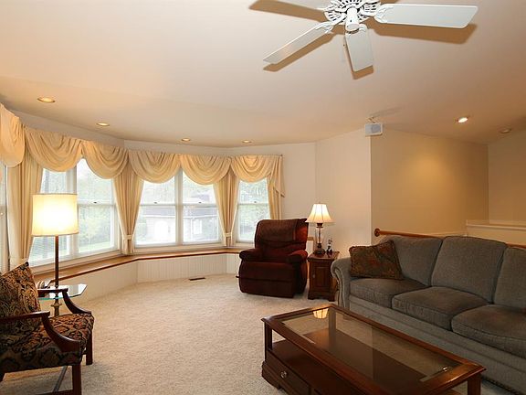 3rd image of 2305 Beechcreek Ln