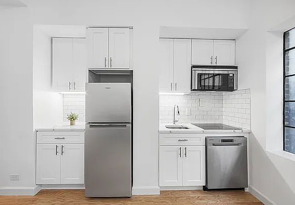 3rd image of 5 Tudor City Pl APT A20