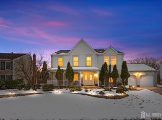 21 Crestview Dr, Kendall Park, NJ 08824