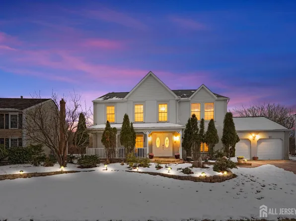 21 Crestview Dr, Kendall Park, NJ 08824