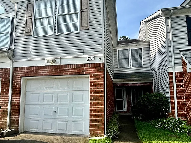 2307 Charing Cross Rd — Photo 1