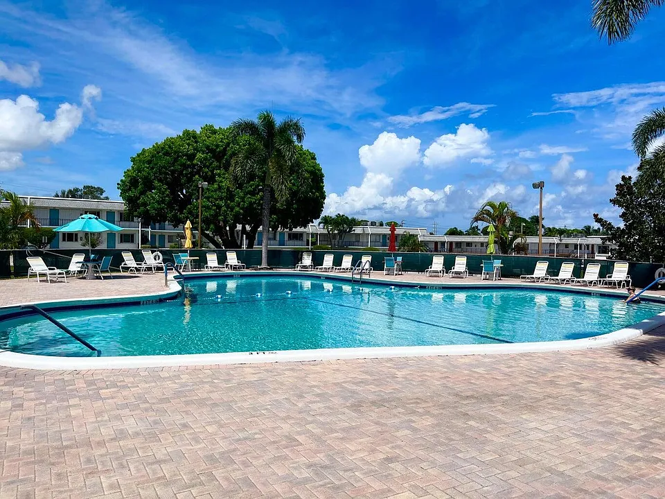 2960 Lake Osborne Dr #209