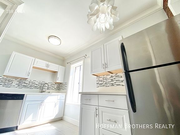 3rd image of 238 S Mariposa Ave #401