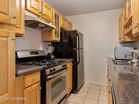 5th image of 876 Crimson Ct APT 303