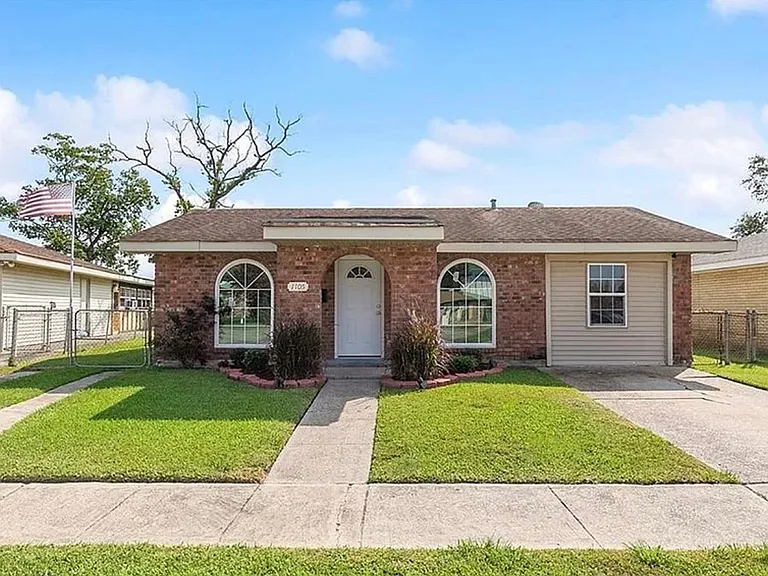 1105 Warren Dr — Photo 1