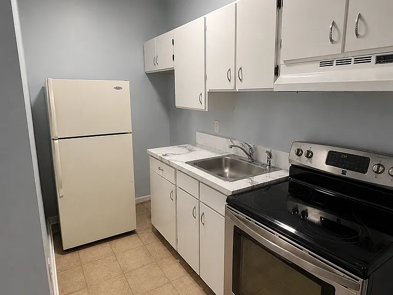 273 S Leonard St #2 — Photo 3
