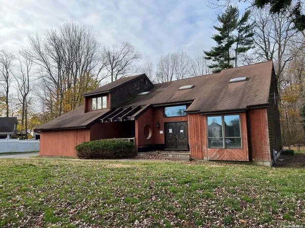 3 Janet Court, Hauppauge, NY 11788