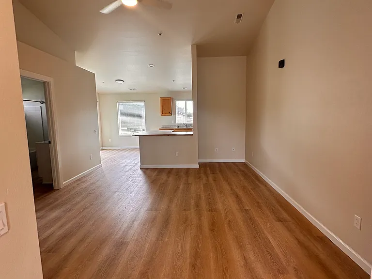 2105 E White Oak Ct #201 — Photo 5