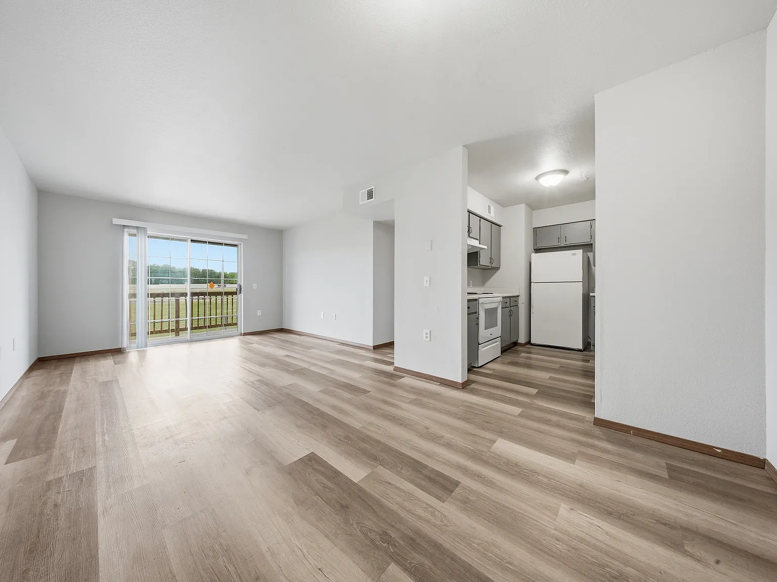 2 bed, 1.5 bath, 900 sqft, $895 — Photo 3