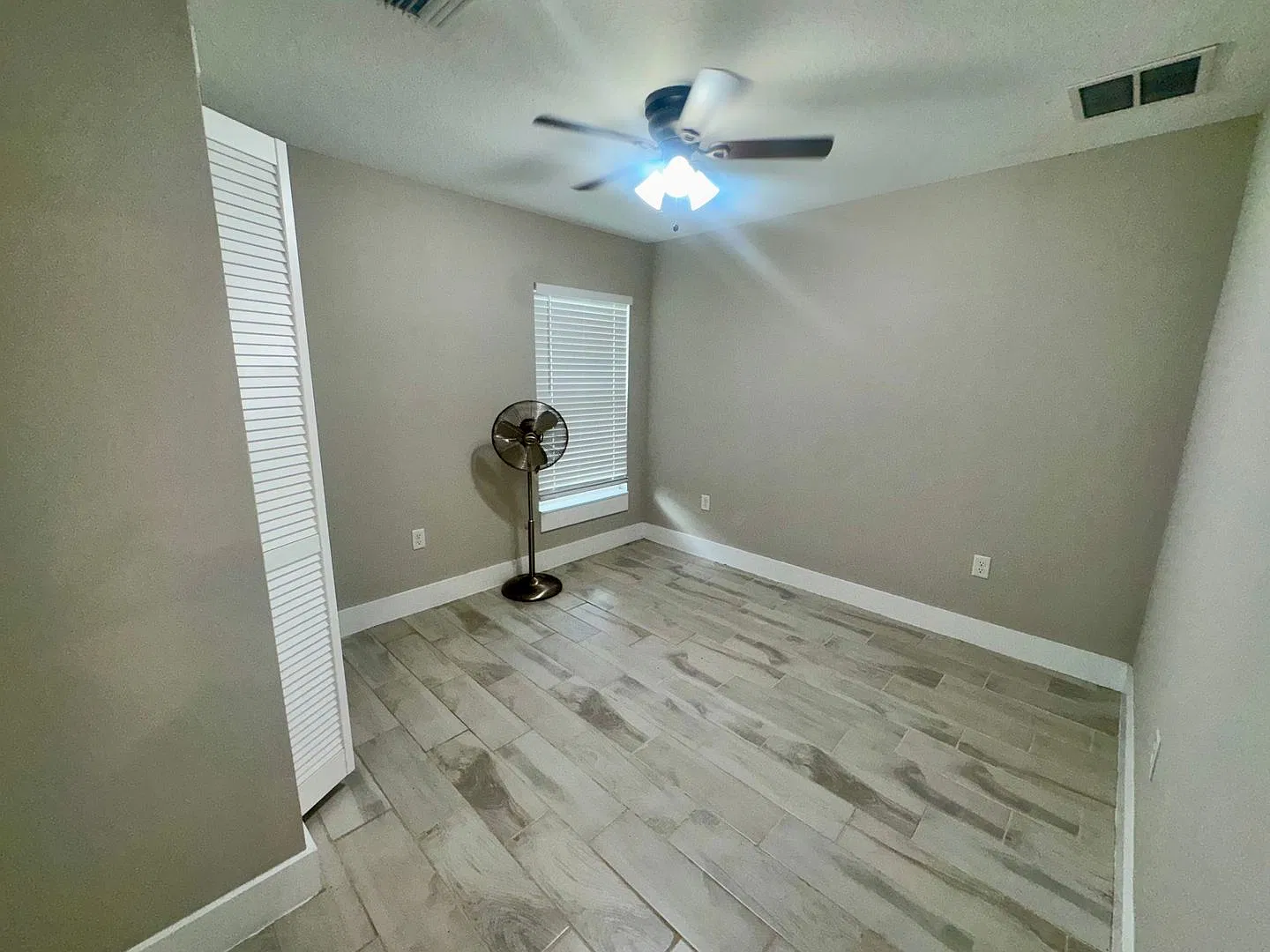 1 bedroom apartment in the Longwood Historic District with 2 Garages! — Photo 3
