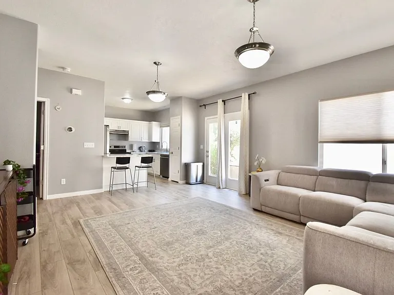 1555 Wynview Ln — Photo 8