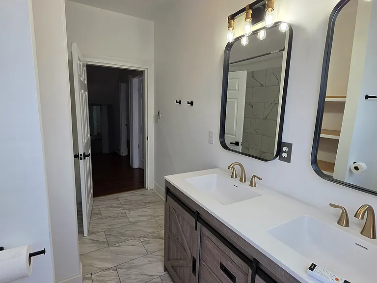 209 E Martin St #B — Photo 15