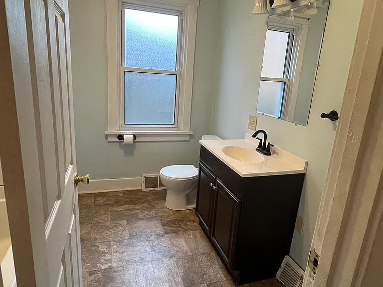 540 11th Ave — Photo 8