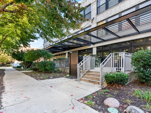 1001 W 15th St Unit 318, Chicago, IL 60608