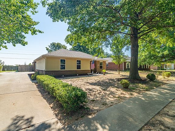3rd image of 1326 N Tradition Ave