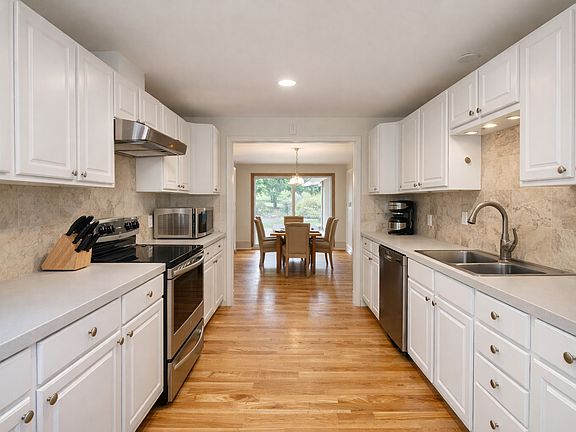 3rd image of 13922 Jefferson Way Room 2