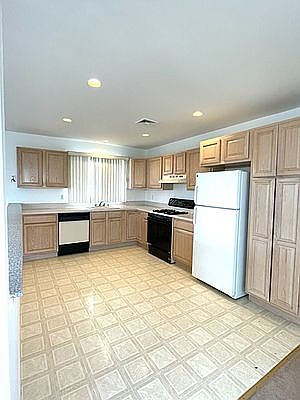 1st image of 166 Bathgate St Floor 1