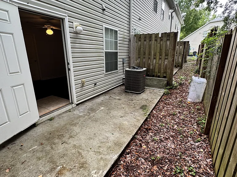 2738 W Tharpe St #105 — Photo 8
