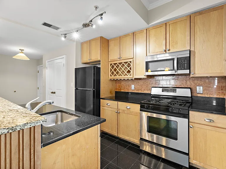 610 Newark St #4E — Photo 6