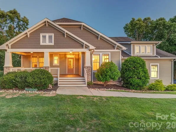 201 Skytop Farm Ln, Hendersonville, NC 28791