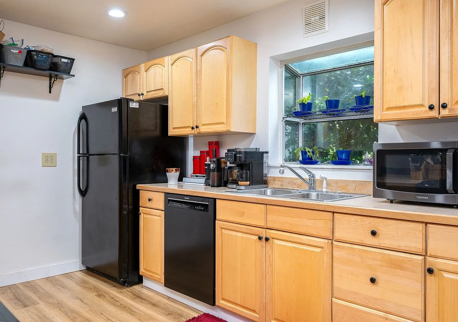 Spacious 4-Bedroom Home with Fenced Yard & A/C SE Portland — Photo 4