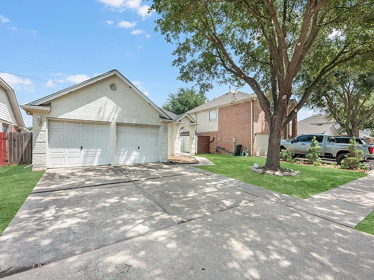 18634 S Wimbledon Dr — Photo 2