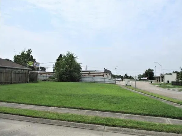 2007 Congressman Hebert Dr, Chalmette, LA 70043