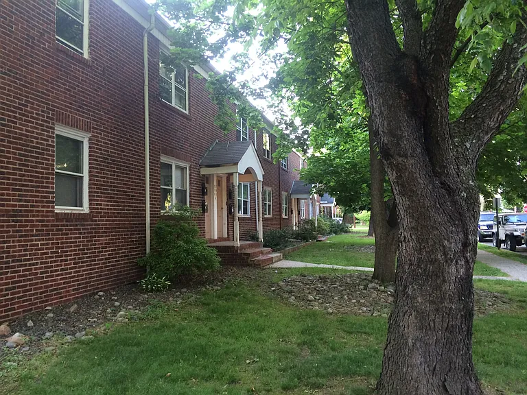 581 Thomas St — Photo 3