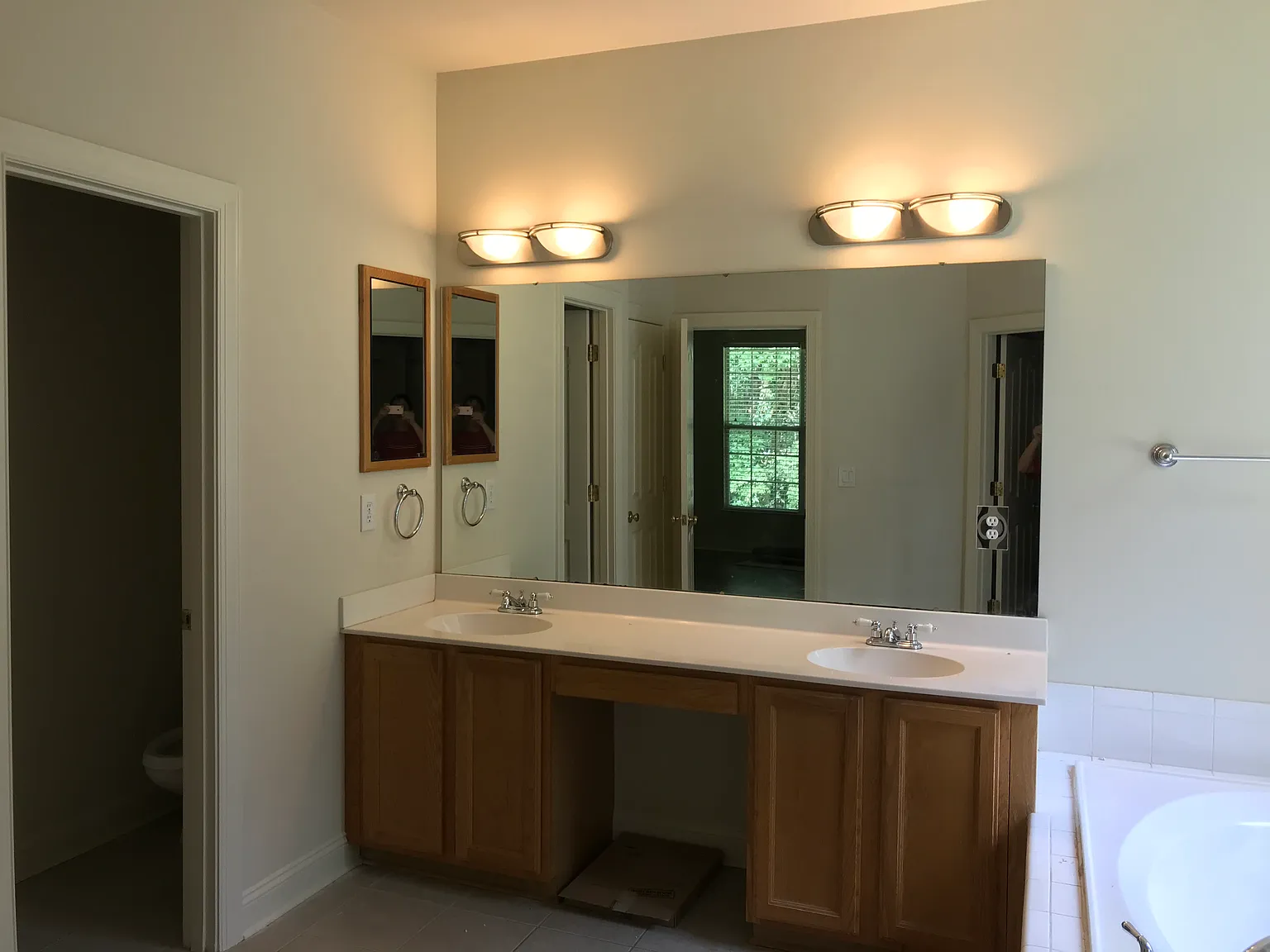 4 bed, 2.5 bath, 3239 sqft, $3,000 — Photo 2