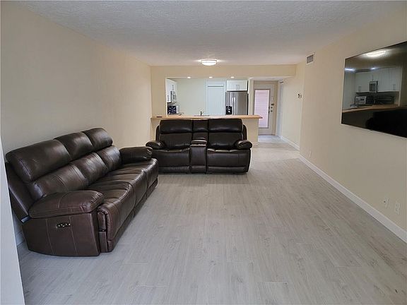 3rd image of 2801 Somerset Drive #116