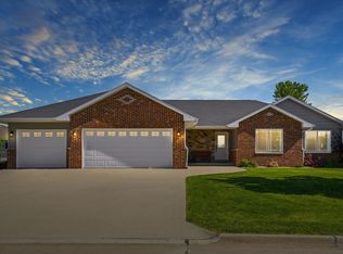 9397 Lara Dr, Peosta, IA 52068