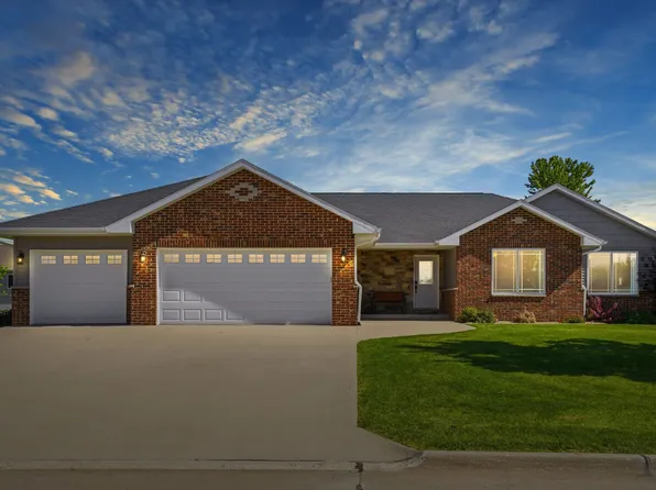 9397 Lara Dr, Peosta, IA 52068